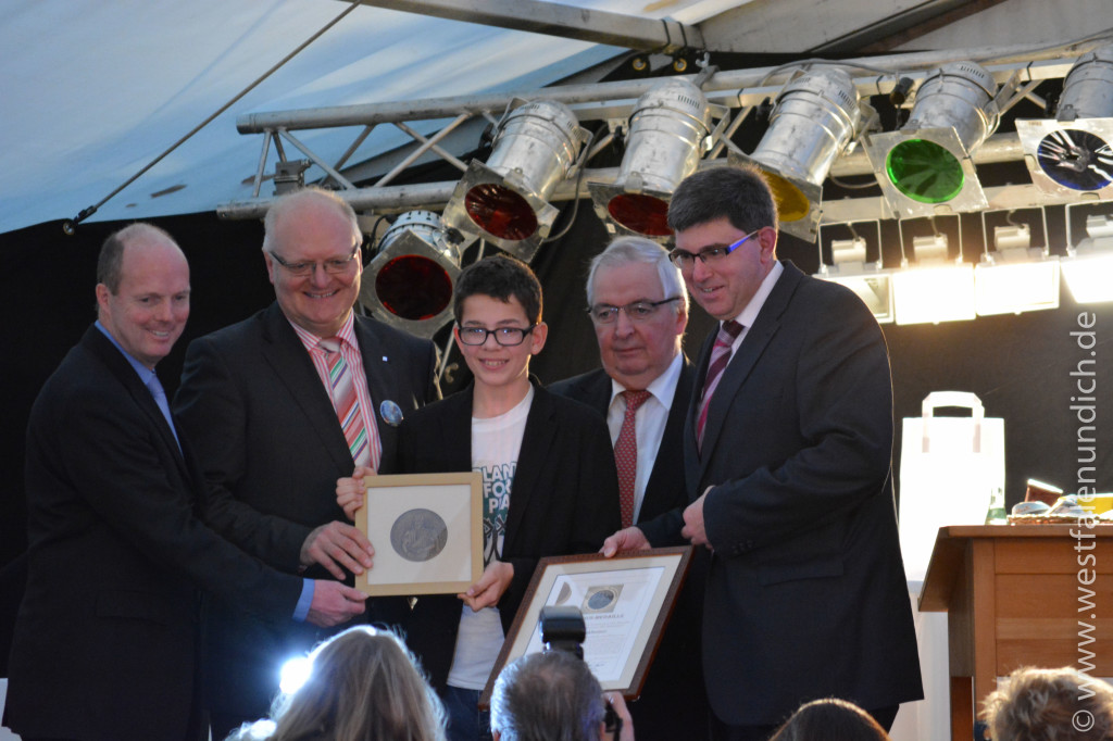 Verleihung der Reineccius-Medaille: v.l. Ralf Kleine, Frank Golüke, Felix Finkbeiner(Mitte), Prof. Klaus Töpfer und Joachim Franzke(Bürgermeister der Stadt Steinheim)