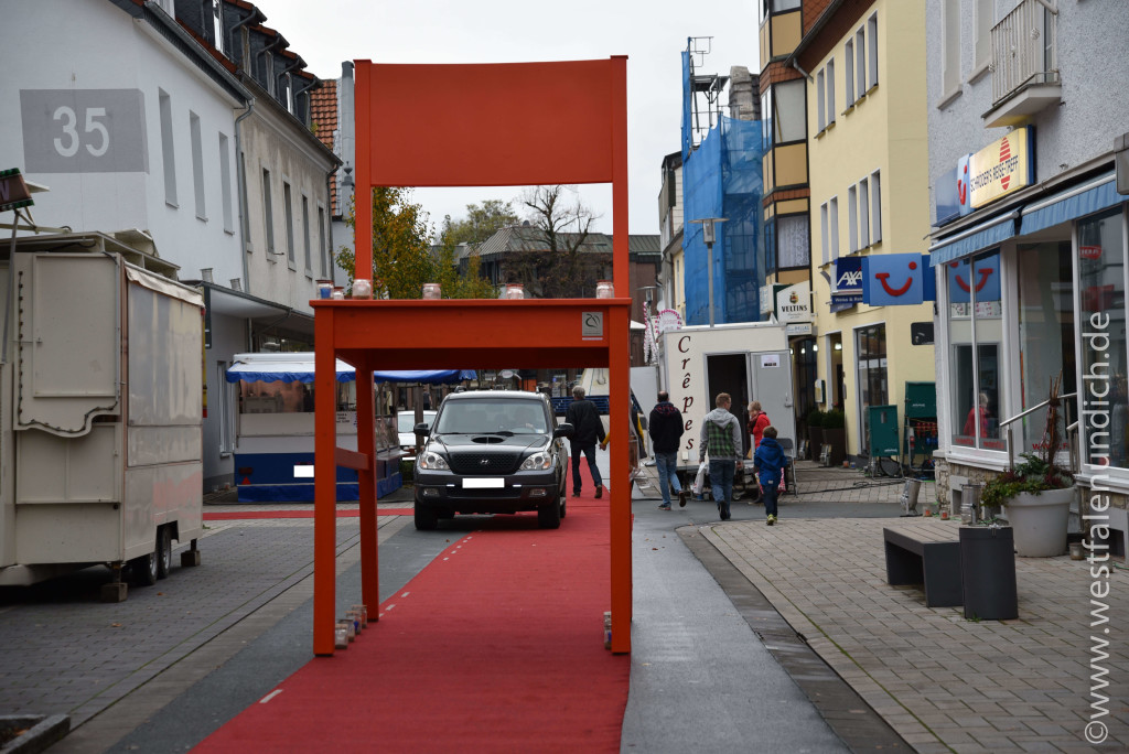 Steinheim – Reineccius-Markt 2015 - Der rote Riesenstuhl - Bild 01